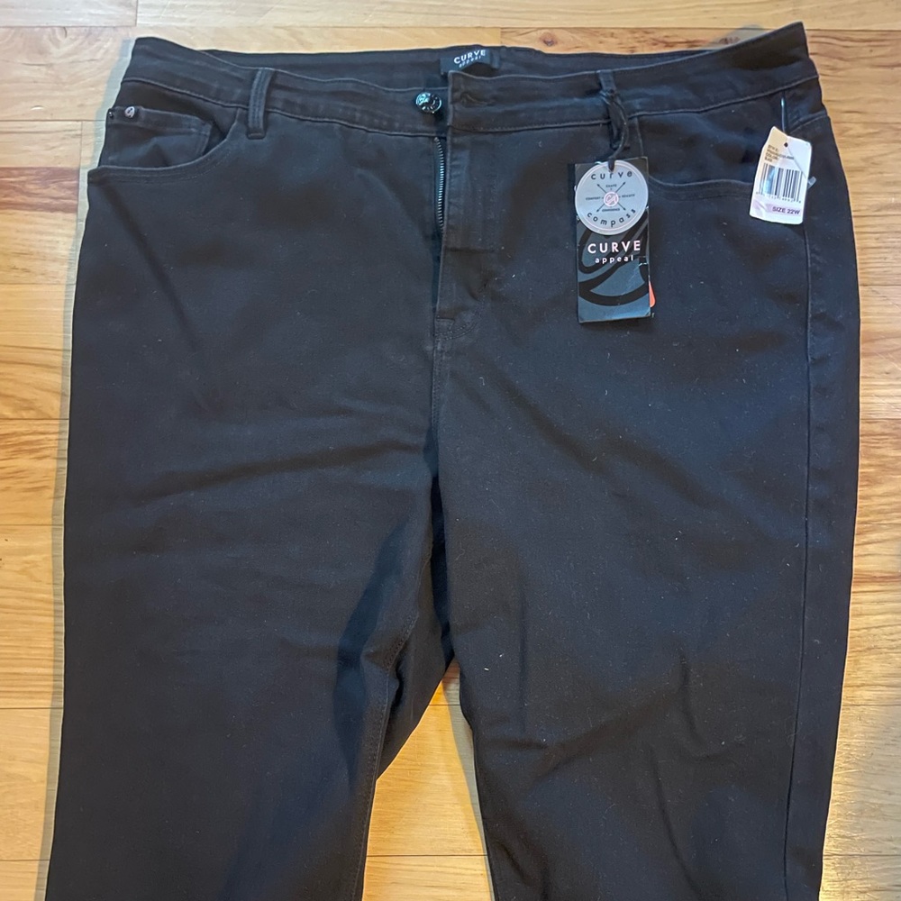 NEW Curve Compass capris. Size 22. Tags still on